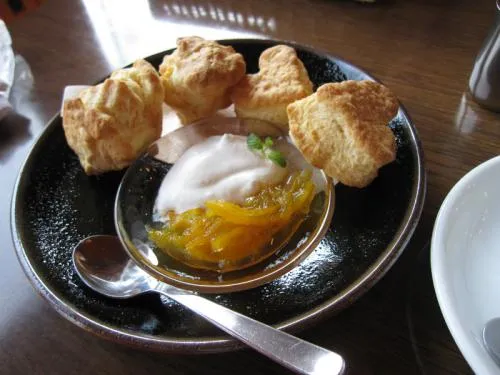 季節の手作りジャムとスコーン