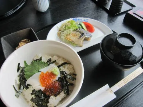 白いか・イクラの玉子ぶっ掛け丼